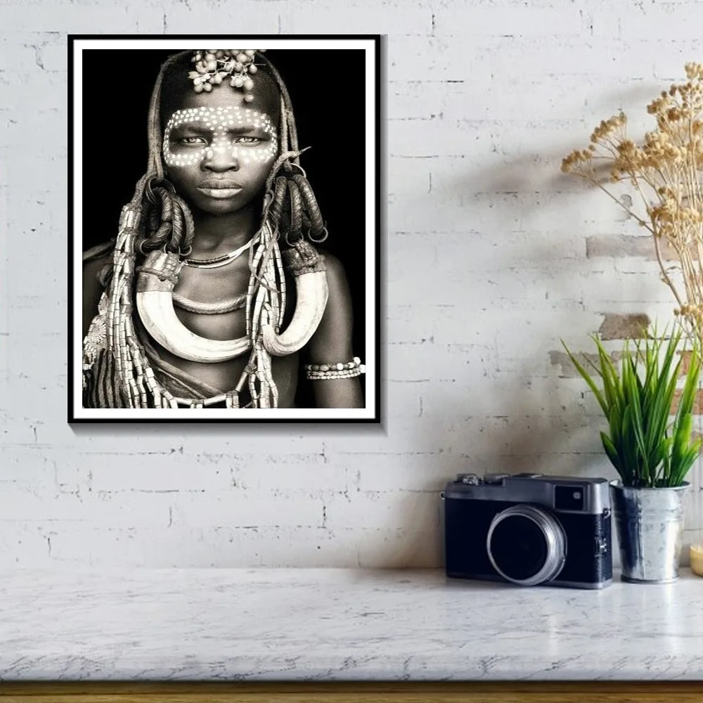 Tableaux africains traditionnels femme en noir et blanc – Image 2