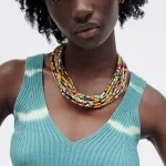 Colliers africains en plastique